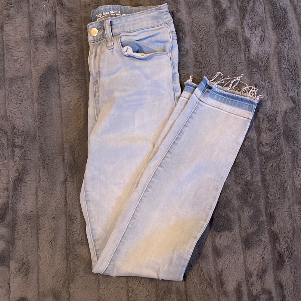 Mossimo light wash high rise blue jeans size 2/26.